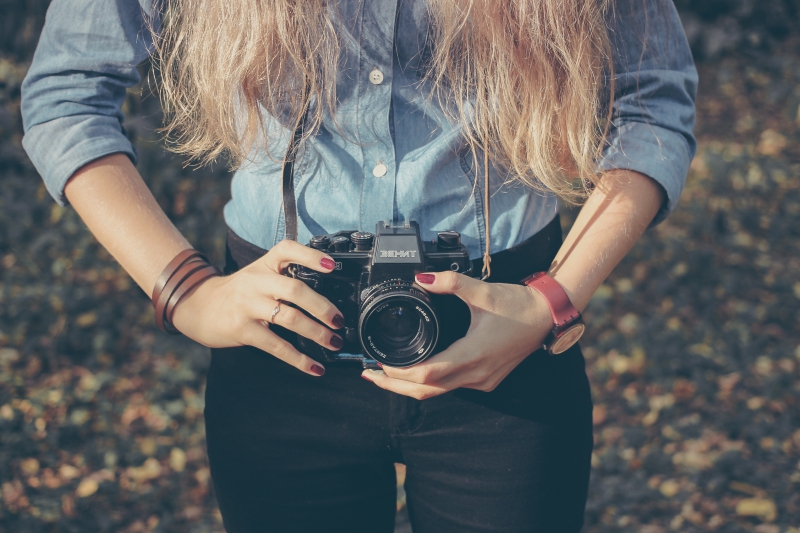 photographe-DALUIS-min_hand-person-girl-woman-camera-photography-614-pxhere.com